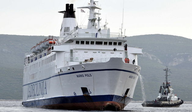 Otok Sit , Kornati , 201109 .
Nakon 26 dana od nasukavanja trajekta Marko Polo na otok Sit u Kornatima uz pomoc remorkera JPS – a i dizalice  je odsukan.
Foto: Niksa Stipanicev / CROPIX
