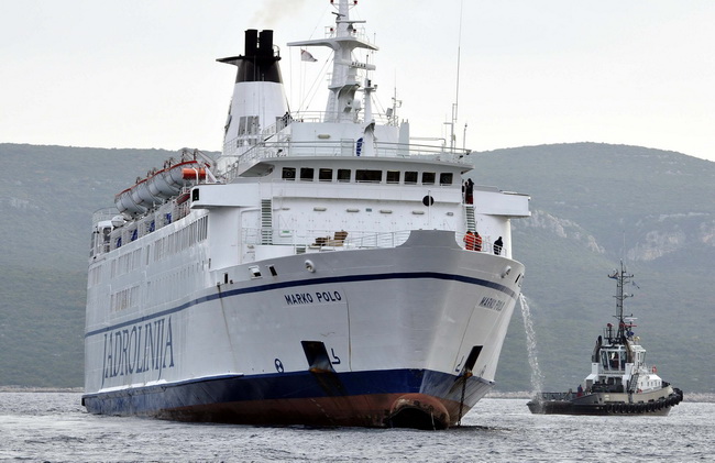 Otok Sit , Kornati , 201109 .
Nakon 26 dana od nasukavanja trajekta Marko Polo na otok Sit u Kornatima uz pomoc remorkera JPS – a i dizalice  je odsukan.
Foto: Niksa Stipanicev / CROPIX
