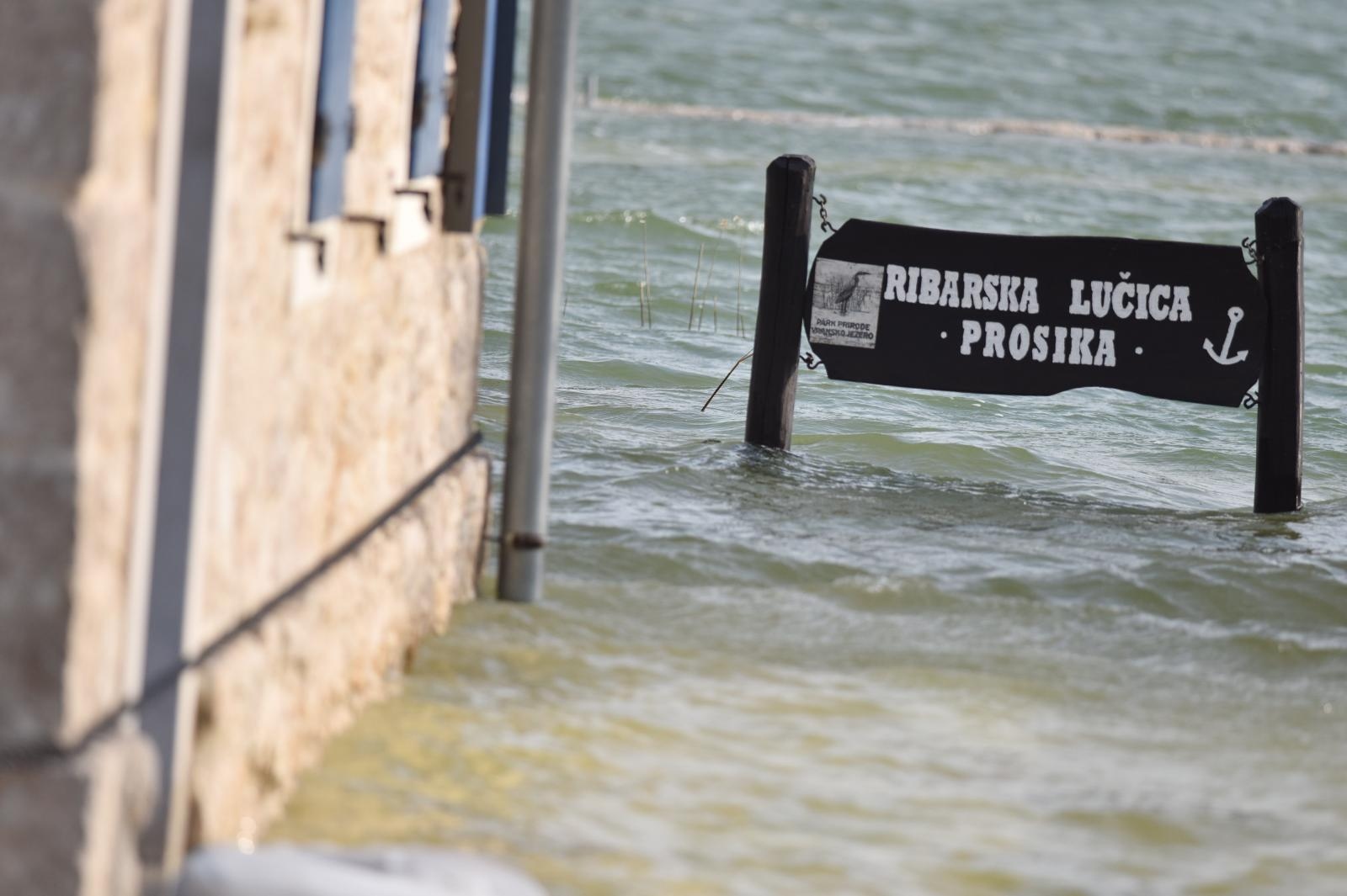 Nezapamćeno visoka razina vodostaja Vranskog jezera Nezapamćeno visoka razina vodostaja Vranskog jezera