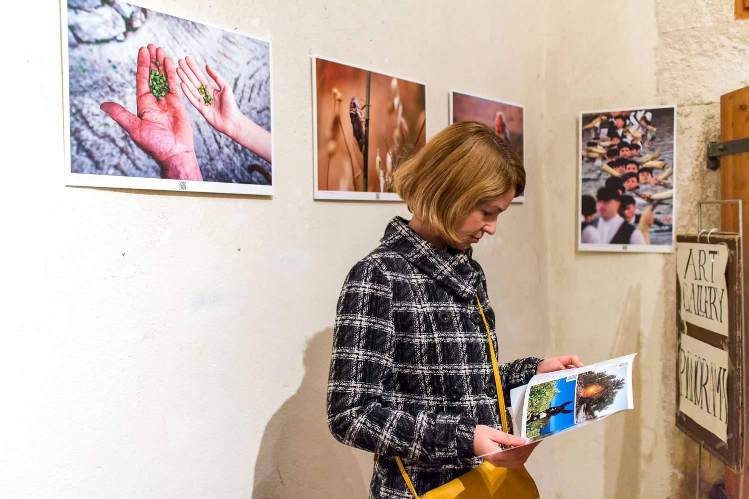 Galerija Kapetanova kula: Svečano otvorenje izložbe “Rastočeno vrime” Stipe Suraća. Foto: Mladen Radolović Mrlja Galerija Kapetanova kula: Svečano otvorenje izložbe “Rastočeno vrime” Stipe Suraća. Foto: Mladen Radolović Mrlja