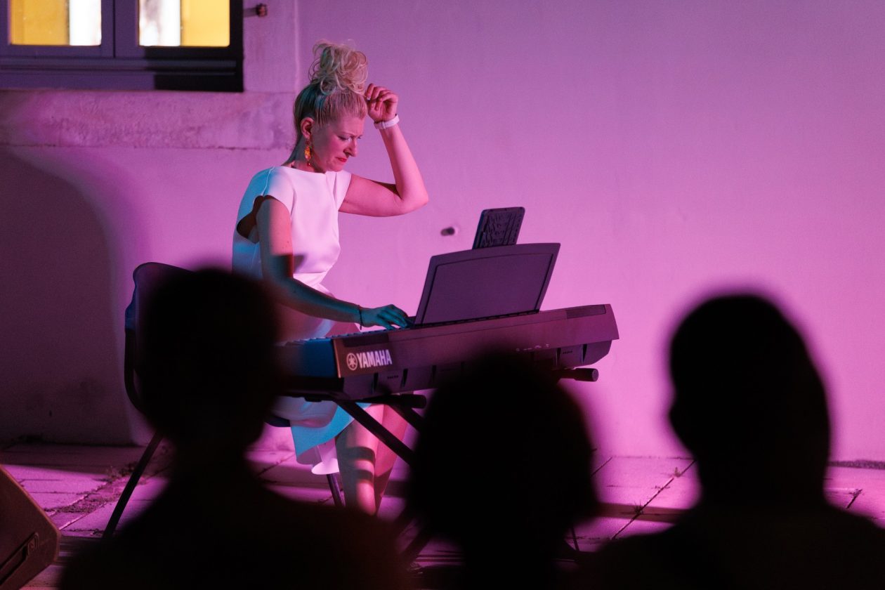 Večer evergreena u atriju palače Cedulin