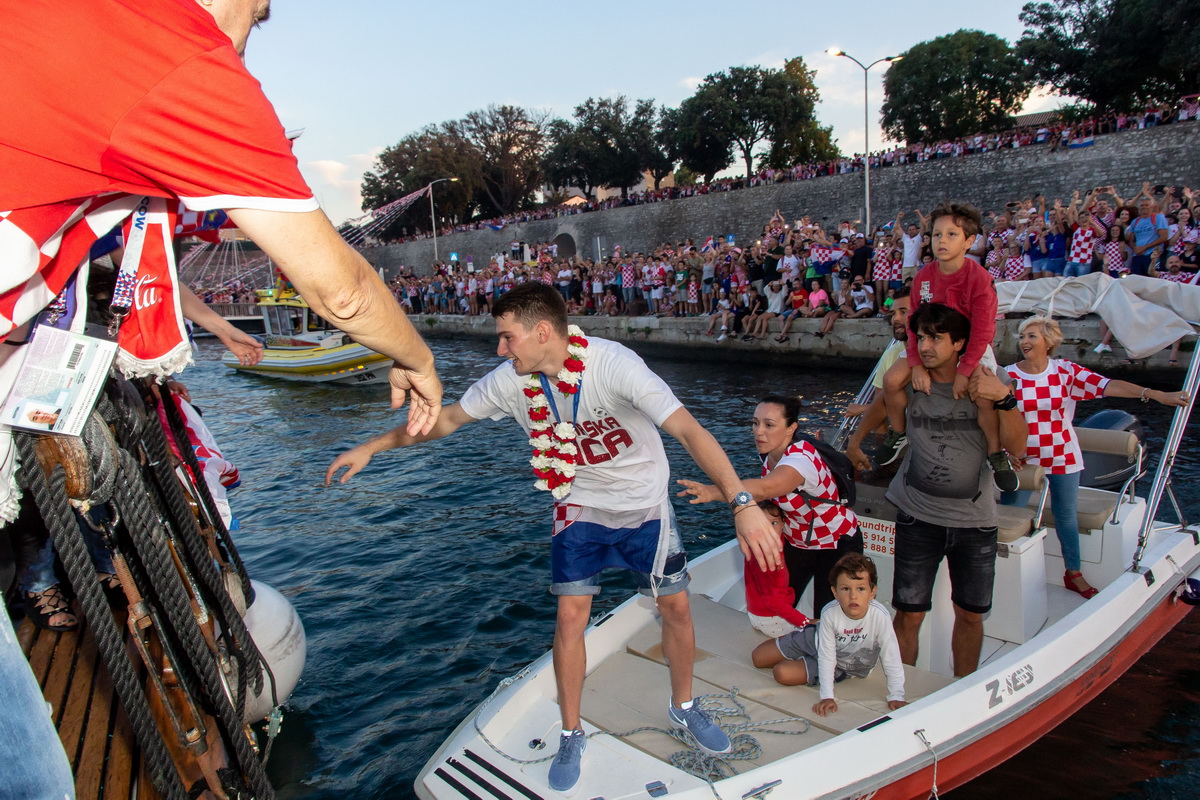 Veličanstven doček četvorice zadarskih Vatrenih od Gradskog mosta do Foruma