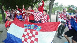 Hrvatski navijači okupirali Saint-Etienne pred utakmicu između Hrvatske i Češke. Photo: Sanjin Strukić/PIXSELL
