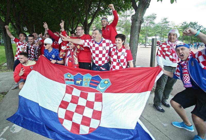 Hrvatski navijači okupirali Saint-Etienne pred utakmicu između Hrvatske i Češke. Photo: Sanjin Strukić/PIXSELL