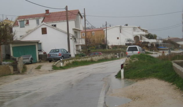 Dinjiška – cesta (Foto: J. Portada)