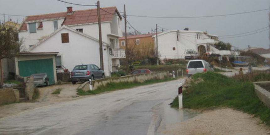 Dinjiška – cesta (Foto: J. Portada) Dinjiška – cesta (Foto: J. Portada)