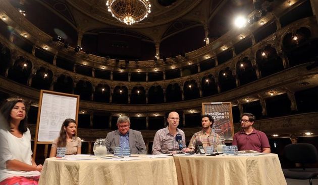 Intedant HNK Marin Blazevic, ravnateljica Hrvatske drame Jelena Kovacic, gradonacelnik Vojko Obersnel, ravnatelj baleta Balasz Baranyai i ravnatelj talijanske drame Giuseppe Nicodemo najavili su novu sezonu u rijeckom HNK. Na konferenciji je Blazevic izv