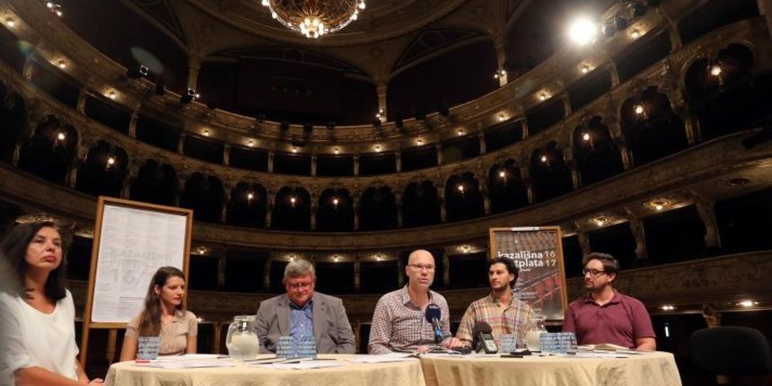 Intedant HNK Marin Blazevic, ravnateljica Hrvatske drame Jelena Kovacic, gradonacelnik Vojko Obersnel, ravnatelj baleta Balasz Baranyai i ravnatelj talijanske drame Giuseppe Nicodemo najavili su novu sezonu u rijeckom HNK. Na konferenciji je Blazevic izv Intedant HNK Marin Blazevic, ravnateljica Hrvatske drame Jelena Kovacic, gradonacelnik Vojko Obersnel, ravnatelj baleta Balasz Baranyai i ravnatelj talijanske drame Giuseppe Nicodemo najavili su novu sezonu u rijeckom HNK. Na konferenciji je Blazevic izv