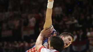 Bec, 300110.
Austrija je domacin EURO 2010 u rukometu od 19-31 01.10. U Becu se igraju utakmice poufinala i finala. Polufinale su izborile reprezentacije Islanda, Francuske, Poljske i Hrvatske.
Utakmica polufinala Hrvatska – Poljska.
Na slici: Drago Vuko Bec, 300110.
Austrija je domacin EURO 2010 u rukometu od 19-31 01.10. U Becu se igraju utakmice poufinala i finala. Polufinale su izborile reprezentacije Islanda, Francuske, Poljske i Hrvatske.
Utakmica polufinala Hrvatska – Poljska.
Na slici: Drago Vuko