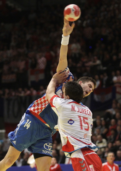 Bec, 300110.
Austrija je domacin EURO 2010 u rukometu od 19-31 01.10. U Becu se igraju utakmice poufinala i finala. Polufinale su izborile reprezentacije Islanda, Francuske, Poljske i Hrvatske.
Utakmica polufinala Hrvatska – Poljska.
Na slici: Drago Vuko Bec, 300110.
Austrija je domacin EURO 2010 u rukometu od 19-31 01.10. U Becu se igraju utakmice poufinala i finala. Polufinale su izborile reprezentacije Islanda, Francuske, Poljske i Hrvatske.
Utakmica polufinala Hrvatska – Poljska.
Na slici: Drago Vuko