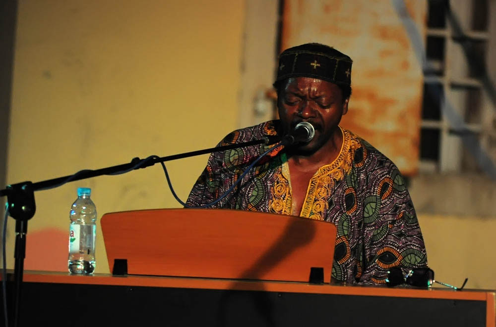 Zadar, 28.07.2011. snimio: Nenad Marčev
HIP HOP – JAZZ
SASKIA LAROO PROJECT (NL-USA-CRO- ITALY)
Saskia Laroo – trumpet, vocal
Warren Byrd – keyboards, vocal
MC Stewlocks Andy Ninvalle – rap, vocal
Daniel Guelli – bass guitar
Sin Banović – dr Zadar, 28.07.2011. snimio: Nenad Marčev
HIP HOP – JAZZ
SASKIA LAROO PROJECT (NL-USA-CRO- ITALY)
Saskia Laroo – trumpet, vocal
Warren Byrd – keyboards, vocal
MC Stewlocks Andy Ninvalle – rap, vocal
Daniel Guelli – bass guitar
Sin Banović – dr