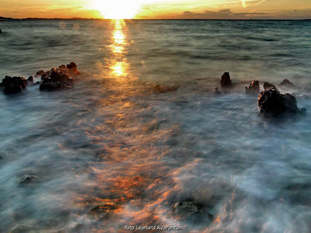 Punta Skala: Sunce tone u beskraj valova