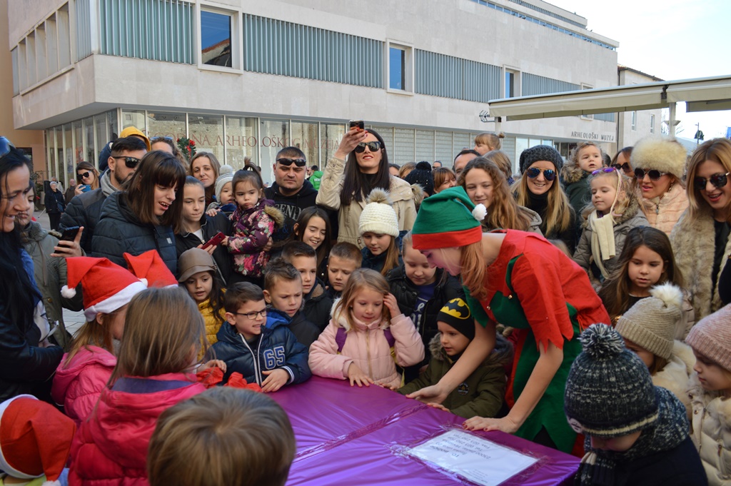 Djed Božićnjak iz Laponije stigao na Forum- poštom!
