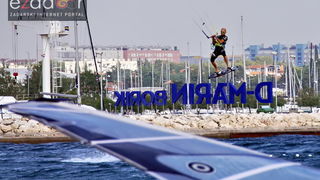 Guštanje surfera u jakom jugu Guštanje surfera u jakom jugu