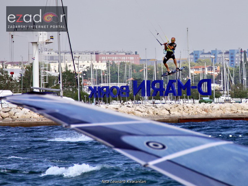 Guštanje surfera u jakom jugu Guštanje surfera u jakom jugu