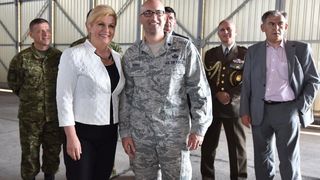 Predsjednica Grabar-Kitarović na predstavljanju novih helikoptera Kiowa Warriors u 93. Zrakoplovnoj bazi u Zemuniku. Photo: Dino Stanin/PIXSELL Predsjednica Grabar-Kitarović na predstavljanju novih helikoptera Kiowa Warriors u 93. Zrakoplovnoj bazi u Zemuniku. Photo: Dino Stanin/PIXSELL