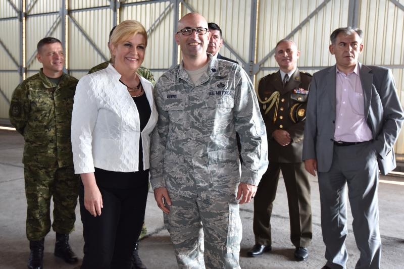 Predsjednica Grabar-Kitarović na predstavljanju novih helikoptera Kiowa Warriors u 93. Zrakoplovnoj bazi u Zemuniku. Photo: Dino Stanin/PIXSELL Predsjednica Grabar-Kitarović na predstavljanju novih helikoptera Kiowa Warriors u 93. Zrakoplovnoj bazi u Zemuniku. Photo: Dino Stanin/PIXSELL