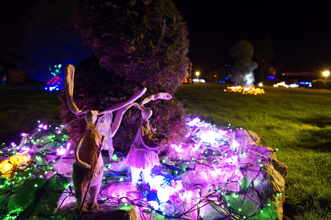 Cazma, 060412.
Obitelj Salaj iz Grabovnice kraj Cazme po prvi je put po uzoru na bozicni ugodjaj priredila i “Uskrsnu pricu”. Za tu su priliku imanje ukrasili s 2700 pisanica, zeceva, pilica i pijetlova koji svijetle po noci i ostavljaju posjetioce bez da