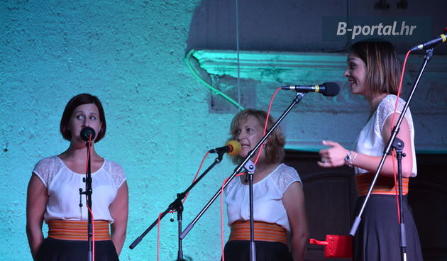 Večer klapske pisme “Kamena Dalmacija” u Turnju: Devet klapa pjevalo u spomen na Romea Santinija