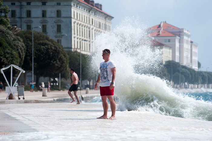 Zadar, 260812
Olujno nevrijeme sa jakim zapadnim vjetrom zahvatilo je u ranim popodnevnim satima zadarsko podrucje na radost brojnih turista i Zadrana koji su uzivali u prekrasnim prizorima, ali isto tako i na nesrecu mnogih nauticara kojima je ovakva olu