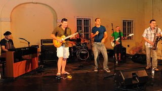 Zadar, 2.8.2013. snimio: Nenad Marčev 

Mario Huljev i
Dino Dvornik tribute band

Jurica Leikauff, klavijature, 
Marko Duvnjak, bubnjar, 
Alen Svetopetrić, bas gitara, 
Zoran Jex Jaeger, gitara,
Ivan Premelč, saksofon.


Dvorište Providurove palače