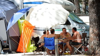 Zadar, 220811.
U turistickom  naselju Zaton u sklopu kojeg se nalazi i najveci autokamp u Hrvatskoj izuzetno su zadovoljni ovogodisnjom sezonom, broj gostiju u odnosu na druge godine je porastao za 7 posto. Trenutno se u naselju (kampu i apartmanima) nala