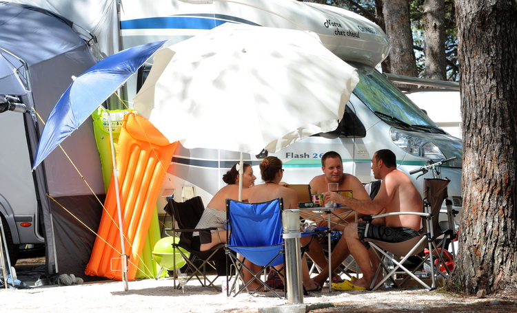 Zadar, 220811.
U turistickom  naselju Zaton u sklopu kojeg se nalazi i najveci autokamp u Hrvatskoj izuzetno su zadovoljni ovogodisnjom sezonom, broj gostiju u odnosu na druge godine je porastao za 7 posto. Trenutno se u naselju (kampu i apartmanima) nala