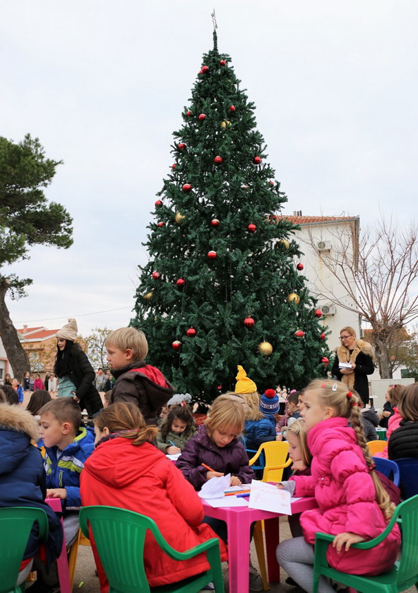 Sveti Nikola darivao mališane na Viru, Krampus bez posla Sveti Nikola darivao mališane na Viru, Krampus bez posla