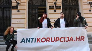 Ispred zgrade Županijskog suda održan skup podrške Stipi Petrini kojeg tuži sutkinja Maja Šupe Ispred zgrade Županijskog suda održan skup podrške Stipi Petrini kojeg tuži sutkinja Maja Šupe