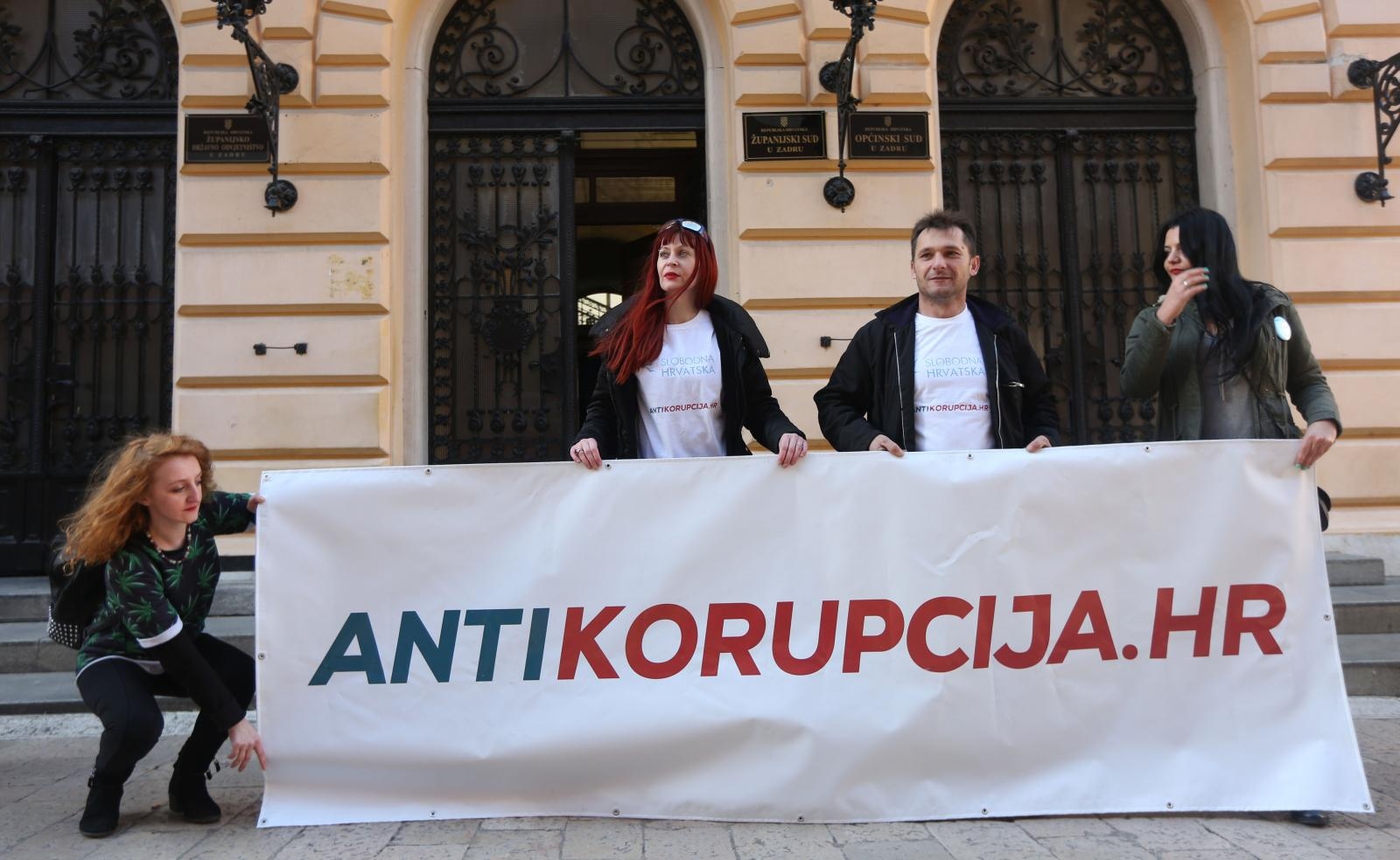 Ispred zgrade Županijskog suda održan skup podrške Stipi Petrini kojeg tuži sutkinja Maja Šupe Ispred zgrade Županijskog suda održan skup podrške Stipi Petrini kojeg tuži sutkinja Maja Šupe