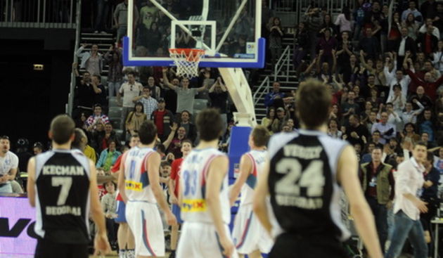 Zagreb, 250410. Arena Zagreb. Zavrsnica kosarkaske regionalne lige, finalna utakmica Nlb lige izmedju Cibone i Partizana. Na slici: 0,6 sekundi prije kraja Kecman igrac Partizana zabio kosa za pobjedu Partizana, dolje desno Rozic u trapericama na terenu.