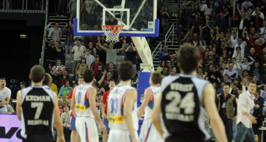 Zagreb, 250410. Arena Zagreb. Zavrsnica kosarkaske regionalne lige, finalna utakmica Nlb lige izmedju Cibone i Partizana. Na slici: 0,6 sekundi prije kraja Kecman igrac Partizana zabio kosa za pobjedu Partizana, dolje desno Rozic u trapericama na terenu. Zagreb, 250410. Arena Zagreb. Zavrsnica kosarkaske regionalne lige, finalna utakmica Nlb lige izmedju Cibone i Partizana. Na slici: 0,6 sekundi prije kraja Kecman igrac Partizana zabio kosa za pobjedu Partizana, dolje desno Rozic u trapericama na terenu.