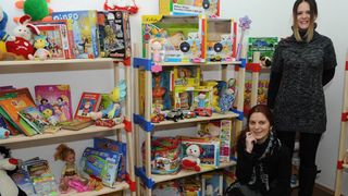 05.02.2014., Knin – Po prvi puta je u gradu otvorena je besplatna knjiznica djecjih igracaka. Projekt su osmislile clanice Ekoudruga Krka-Knin na celu sa Ingom Kukolj i Marijom Ujakovic. Jedini uvjet za uclanjenje u knjiznicu je da djeca donesu neku svo