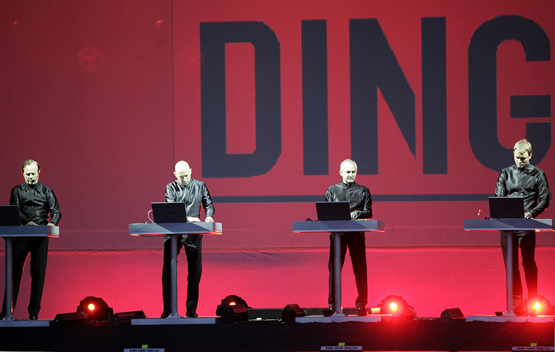 Zagreb, 240609.
Prva vecer T-mobile IN Music Festivala koji se odrzava na Jarunu na dvije pozornice. Kao zvijezde prve veceri najavljeni su Lilly Allen, Kraftwerk, Franz Ferdinand na T-mobile stageu i Rokia Traore na Nokia stageu. 
Na slici: nastup njemac