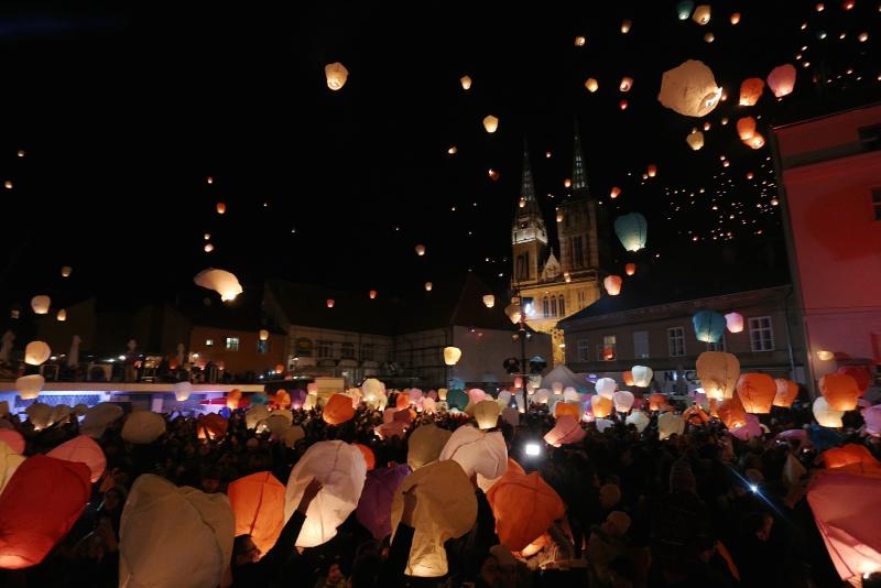 Na tržnici Dolac održan je peti performans Kapulica & Lampioni.  Foto: PIXSELL