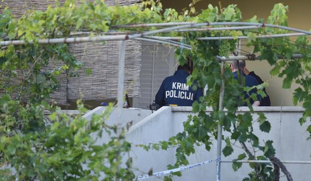 Policijski očevid u obiteljskoj kući u Vrsima, gdje se dogodilo ubojstvo i samoubojstvo