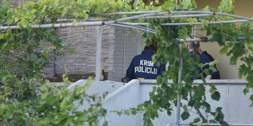 Policijski očevid u obiteljskoj kući u Vrsima, gdje se dogodilo ubojstvo i samoubojstvo