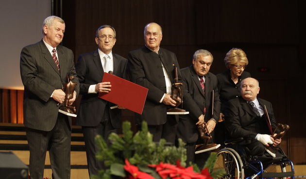Zagreb, 271210. KD Vatroslav Lisinski. Svecana dodjela godisnjih nagrada Hrvatskog Olimpijskog Odbora. Na slici: Dobitnici nagrade Matija LJubek, Janko Goles, Lino Cervar,Dusko Krstulovic, Ive Mustac, Miroslav Poljak. Foto: Nenad Dugi/ CROPIX