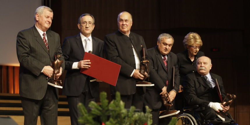 Zagreb, 271210. KD Vatroslav Lisinski. Svecana dodjela godisnjih nagrada Hrvatskog Olimpijskog Odbora. Na slici: Dobitnici nagrade Matija LJubek, Janko Goles, Lino Cervar,Dusko Krstulovic, Ive Mustac, Miroslav Poljak. Foto: Nenad Dugi/ CROPIX Zagreb, 271210. KD Vatroslav Lisinski. Svecana dodjela godisnjih nagrada Hrvatskog Olimpijskog Odbora. Na slici: Dobitnici nagrade Matija LJubek, Janko Goles, Lino Cervar,Dusko Krstulovic, Ive Mustac, Miroslav Poljak. Foto: Nenad Dugi/ CROPIX