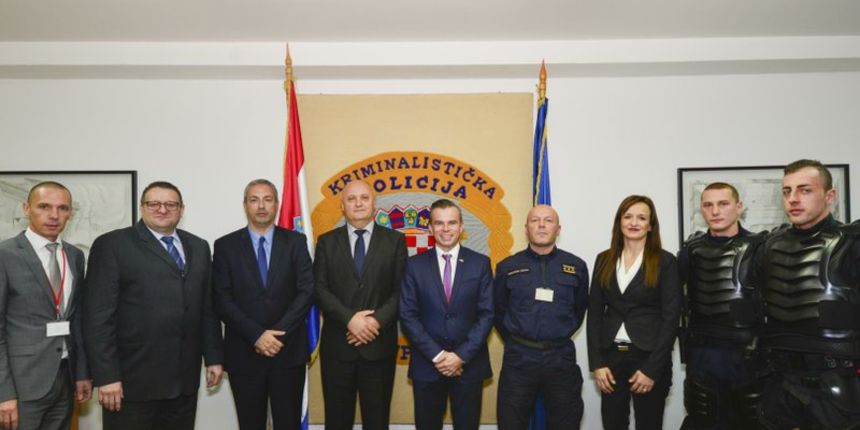 Njemačko veleposlanstvo doniralo opremu za interventnu policiju PU Zadarskoj. Foto: MUP Njemačko veleposlanstvo doniralo opremu za interventnu policiju PU Zadarskoj. Foto: MUP