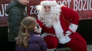 Božićnica na Novom: Radiolino, Djed božićnjak i ekipa Novog radija darivala sugrađane. Foto: Jurica Gašpar