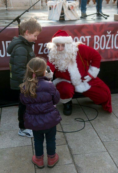 Božićnica na Novom: Radiolino, Djed božićnjak i ekipa Novog radija darivala sugrađane. Foto: Jurica Gašpar
