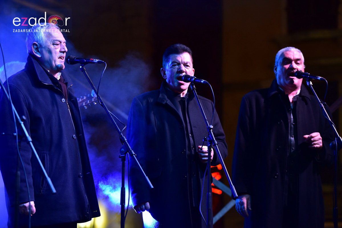 Tisuće Zadrana uživalo na krcatom Narodnom trgu i Tgu Petra Zoranića uz Tomislava Bralića i klapu Intrade Tisuće Zadrana uživalo na krcatom Narodnom trgu i Tgu Petra Zoranića uz Tomislava Bralića i klapu Intrade