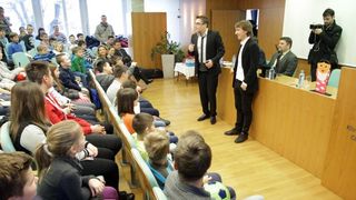 Luki Modriću u dječjoj bolnici u Klaićevoj uručena nagrada nogometaša godine, Photo: Petar Glebov/PIXSELL Luki Modriću u dječjoj bolnici u Klaićevoj uručena nagrada nogometaša godine, Photo: Petar Glebov/PIXSELL