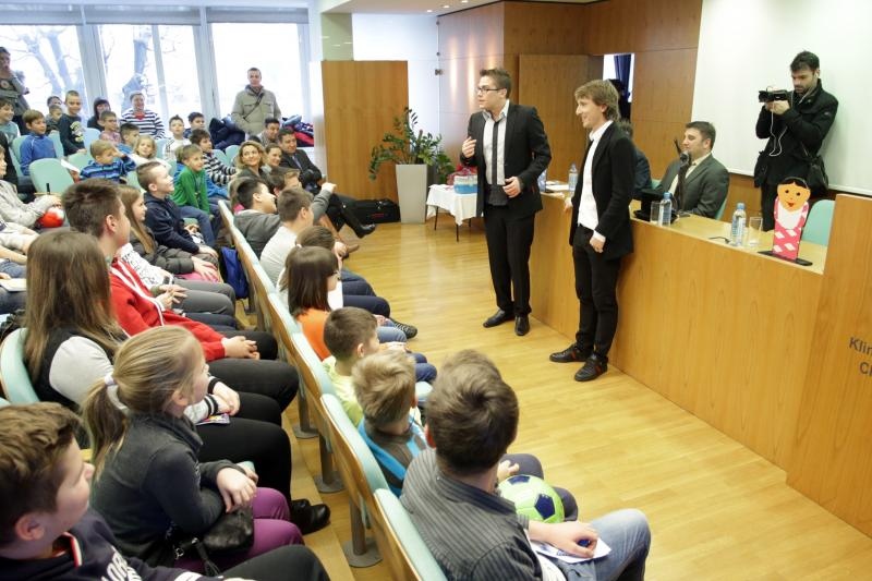 Luki Modriću u dječjoj bolnici u Klaićevoj uručena nagrada nogometaša godine, Photo: Petar Glebov/PIXSELL Luki Modriću u dječjoj bolnici u Klaićevoj uručena nagrada nogometaša godine, Photo: Petar Glebov/PIXSELL