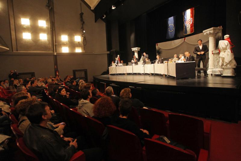 U HKK Zadar odrzana je premijera predstave pod nazivom Aktualni sat, Kulturno umjetnickog drustva Bleke i Konji. Photo: Filip Brala/PIXSELL U HKK Zadar odrzana je premijera predstave pod nazivom Aktualni sat, Kulturno umjetnickog drustva Bleke i Konji. Photo: Filip Brala/PIXSELL