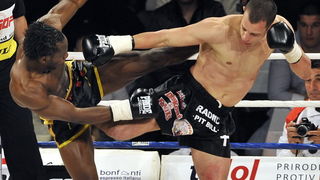 Split, 270310.
Veceras se u Spaladium Areni odrzava spektakl “Obracun u ringu 10” povodom 15-te obljetnice boksackog kluba Pit Bull. Borci ce nastupiti u 17 atraktivnih K1 i MMA ( ultimate fight) borbama.
Na fotografiji: Frane Radnic i Philippe Salmon.
Fo