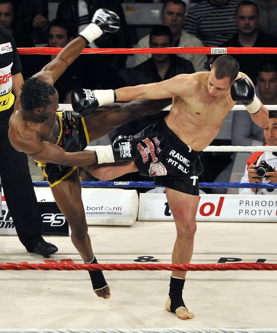 Split, 270310.
Veceras se u Spaladium Areni odrzava spektakl “Obracun u ringu 10” povodom 15-te obljetnice boksackog kluba Pit Bull. Borci ce nastupiti u 17 atraktivnih K1 i MMA ( ultimate fight) borbama.
Na fotografiji: Frane Radnic i Philippe Salmon.
Fo