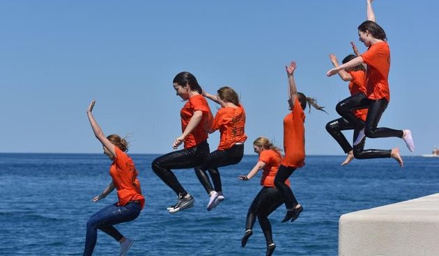 Ludijada zadarskih maturanata uz pjesmu i kupanje na Morskim orguljama. Foto: Dino Stanin/PIXSELL