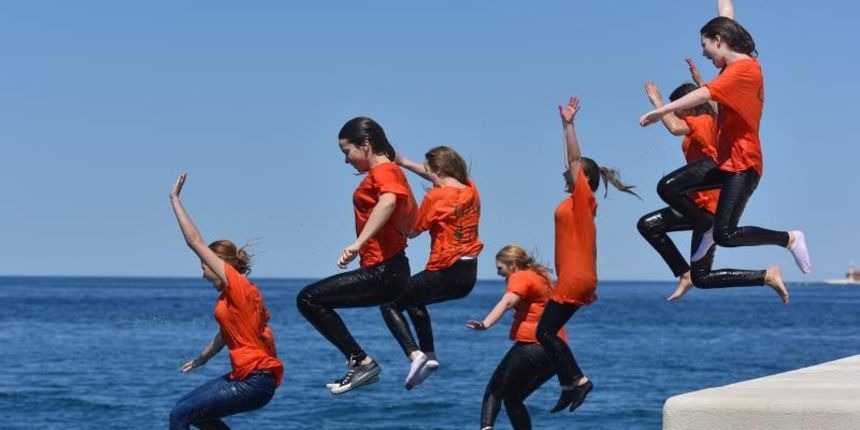 Ludijada zadarskih maturanata uz pjesmu i kupanje na Morskim orguljama. Foto: Dino Stanin/PIXSELL Ludijada zadarskih maturanata uz pjesmu i kupanje na Morskim orguljama. Foto: Dino Stanin/PIXSELL